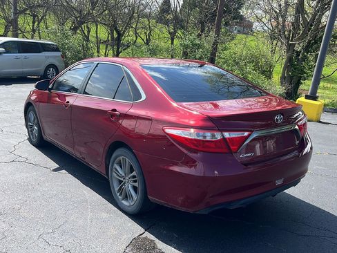 Used 2015 Toyota Camry SE image 3