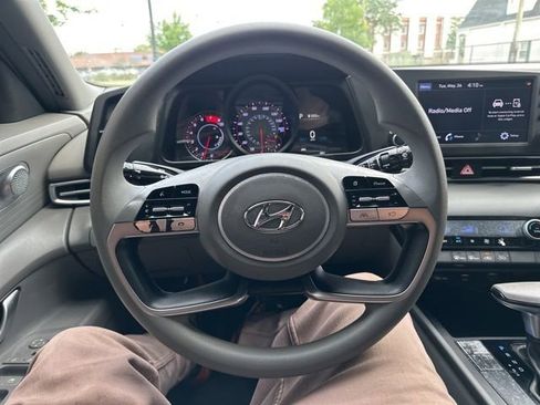 Used 2022 Hyundai Elantra SEL w/ Preferred Accessory Package FWD image 37