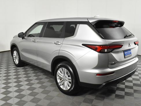 Used 2024 Mitsubishi Outlander ES image 8