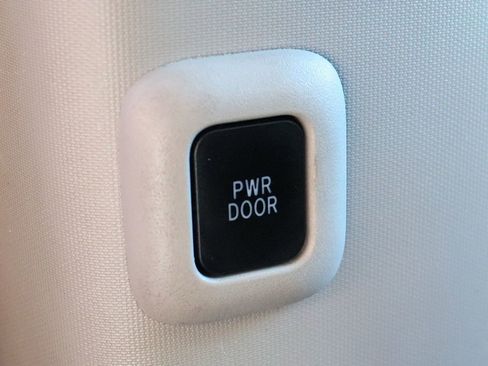 Used 2017 Toyota Sienna SE Premium image 31