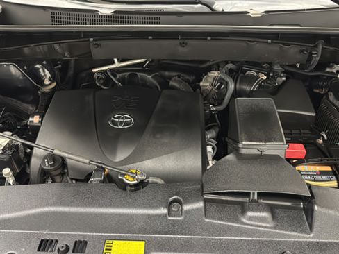 Used 2017 Toyota Highlander Limited Platinum AWD/4WD image 28