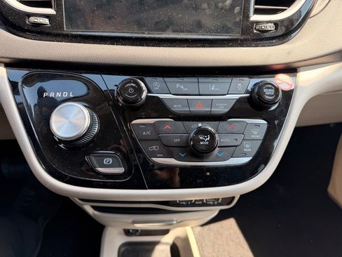 Used 2024 Chrysler Pacifica Touring-L FWD image 14