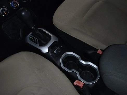 Used 2016 Jeep Renegade Latitude image 26