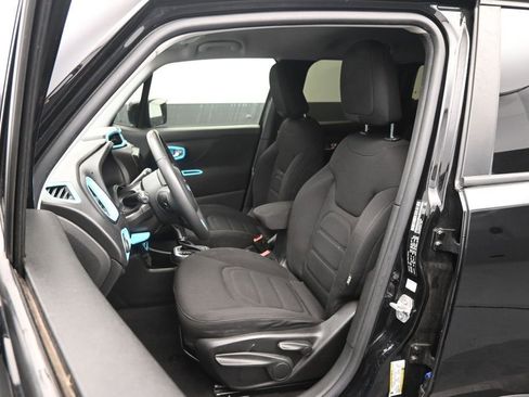 Used 2019 Jeep Renegade Latitude FWD image 17