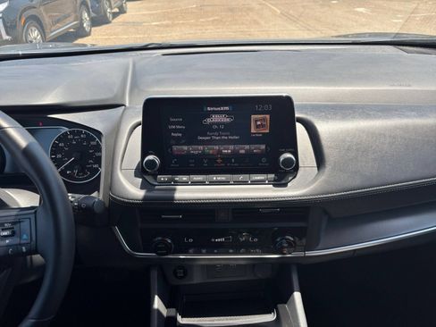 Used 2025 Nissan Rogue SV FWD image 17
