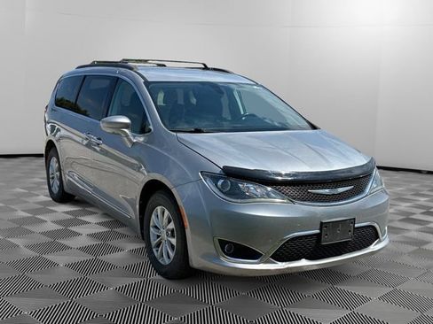 Used 2017 Chrysler Pacifica Touring-L FWD image 7