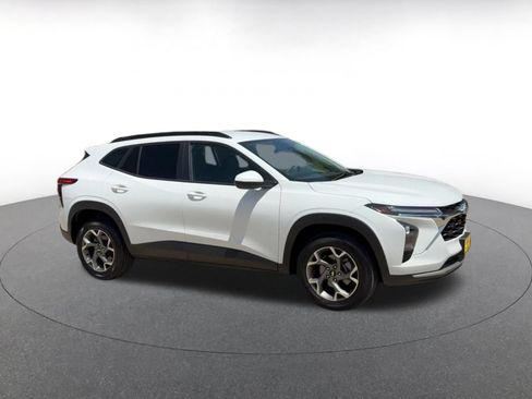 Used 2025 Chevrolet Trax LT FWD image 2