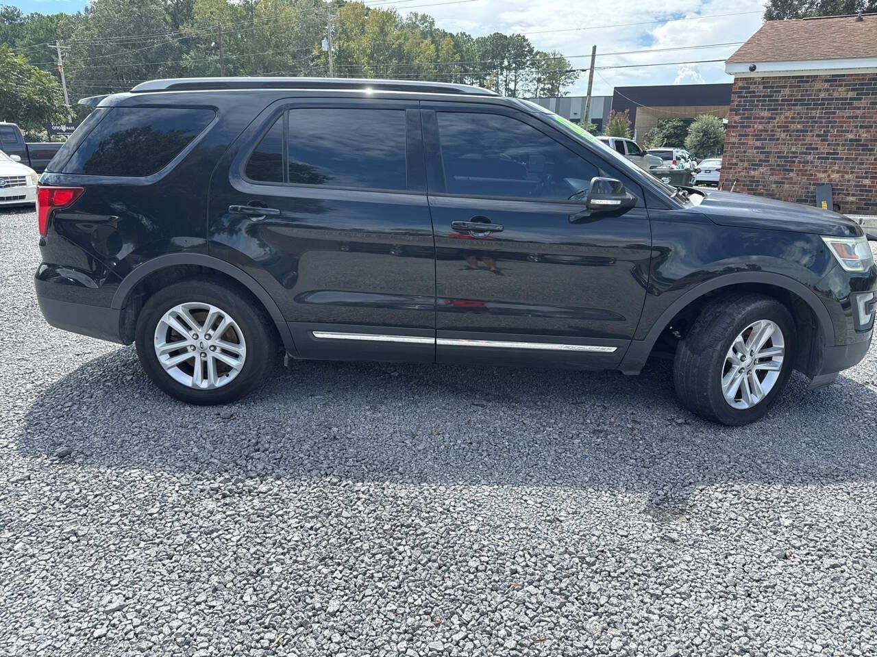 Used 2016 Ford Explorer XLT w/ Equipment Group 202A FWD image 2