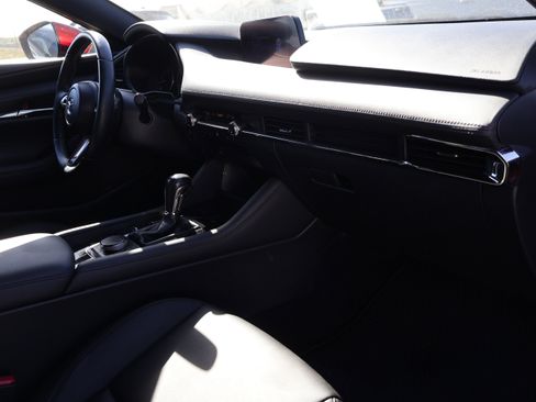 Used 2019 MAZDA MAZDA3 w/Preferred Pkg image 10