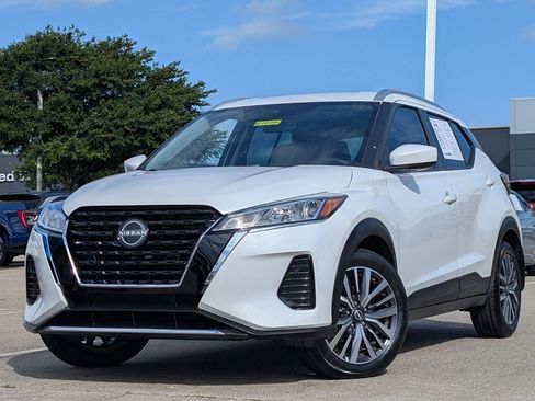 Used 2022 Nissan Kicks SV FWD image 2