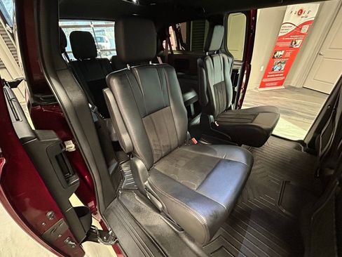 Used 2019 Dodge Grand Caravan SXT image 5