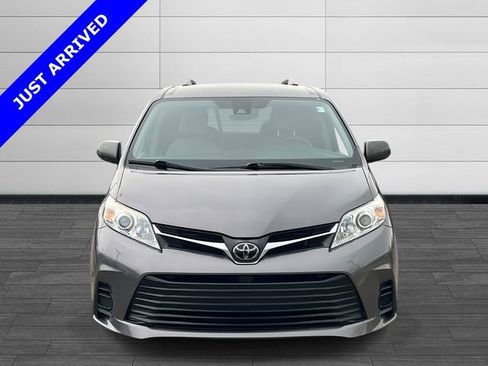 Used 2020 Toyota Sienna LE w/ LE Preferred Package image 8