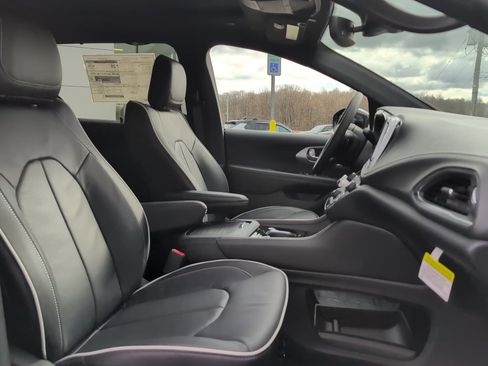 New 2026 Chrysler Pacifica Limited image 10