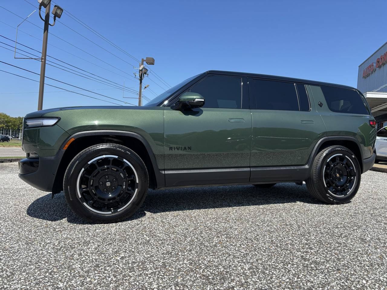 Used 2025 Rivian R1S Adventure Dual AWD/4WD image 2