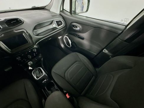 Used 2019 Jeep Renegade Latitude w/ Popular Equipment Group FWD image 11