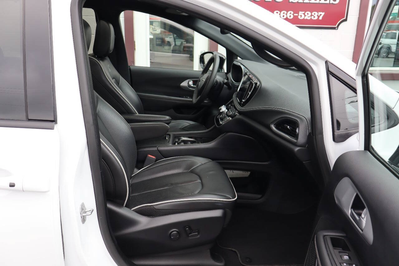 Used 2025 Chrysler Pacifica Limited FWD image 9