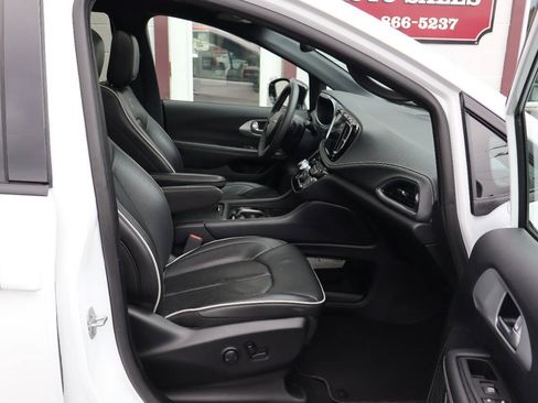 Used 2025 Chrysler Pacifica Limited FWD image 9