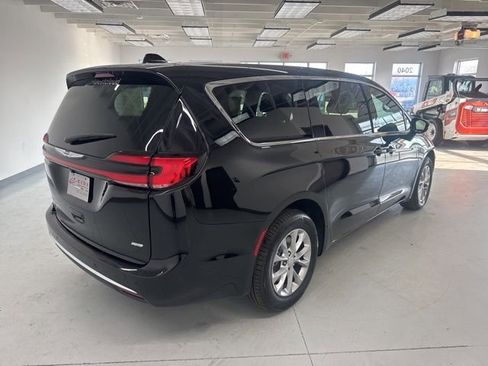 New 2026 Chrysler Pacifica Select AWD/4WD image 8