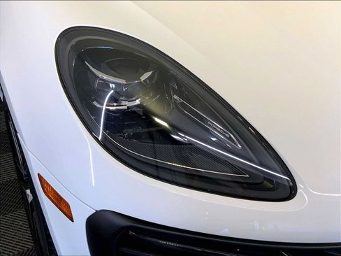 Certified 2024 Porsche Macan AWD/4WD image 12