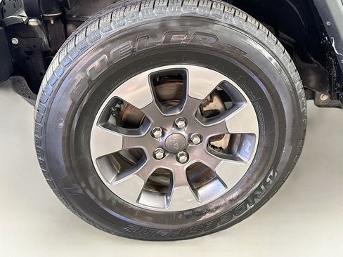 Used 2018 Jeep Wrangler Unlimited Sahara image 38