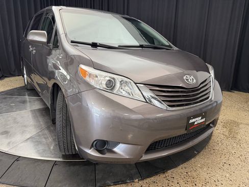 Used 2017 Toyota Sienna LE AWD/4WD image 14