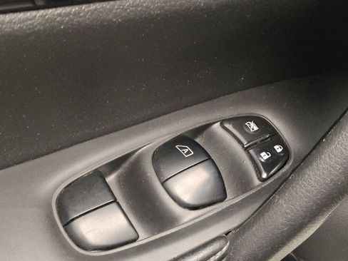 Used 2018 Nissan Rogue S image 27