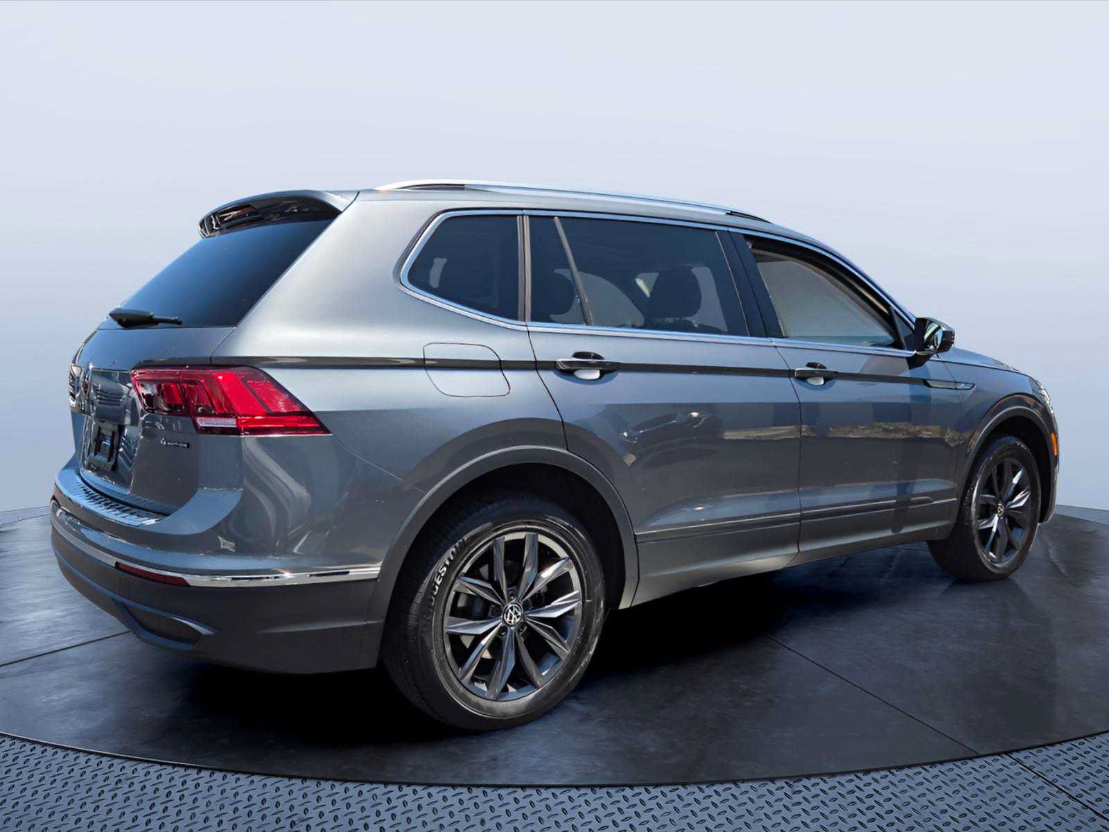 Used 2023 Volkswagen Tiguan SE w/ Panoramic Sunroof Package AWD/4WD image 6
