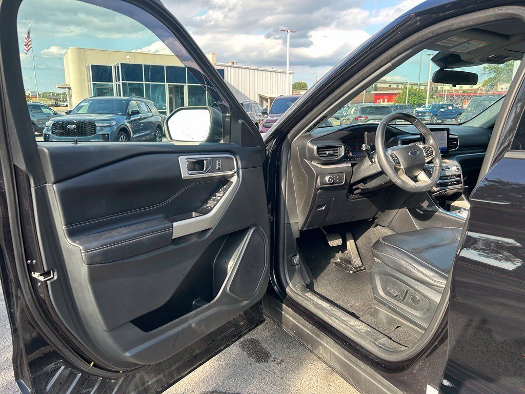 Used 2021 Ford Explorer XLT w/ Equipment Group 202A AWD/4WD image 9