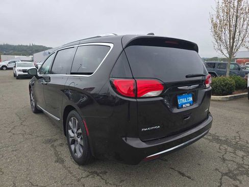 Used 2017 Chrysler Pacifica Limited w/ UConnect Theater Package FWD image 3