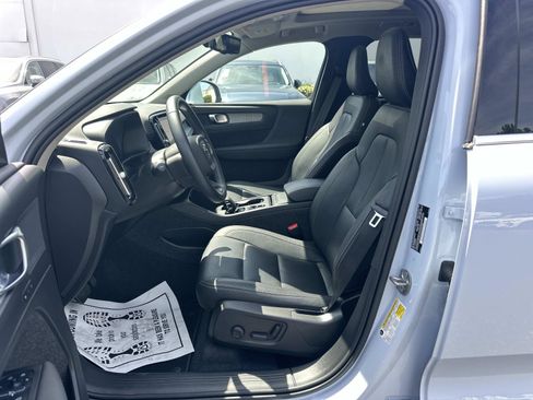 Used 2025 Volvo XC40 B5 Core w/ Climate Package image 17