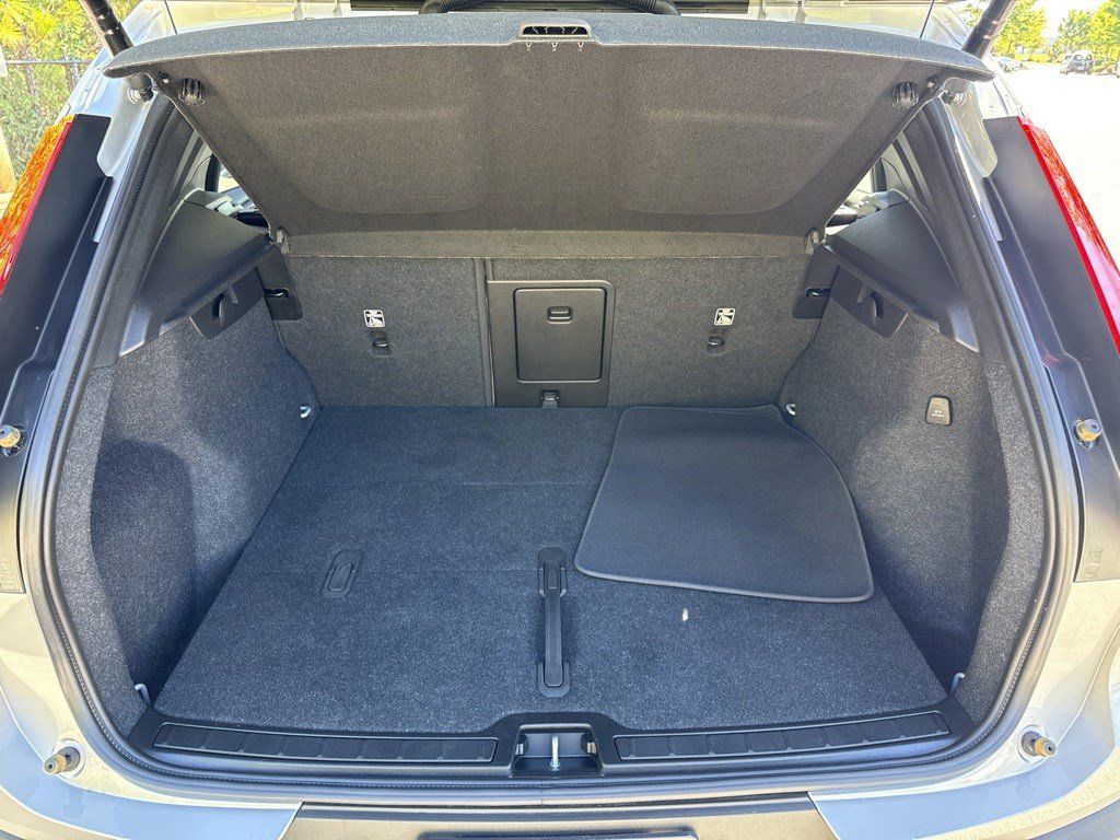 Used 2025 Volvo XC40 B5 Plus AWD/4WD image 29