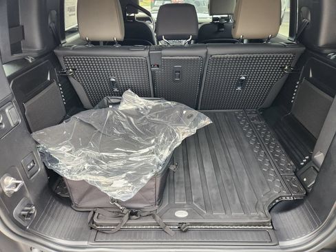 New 2026 Land Rover Defender 110 X-Dynamic SE AWD/4WD image 14
