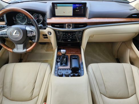 Used 2020 Lexus LX 570 4WD w/ Luxury Package image 31