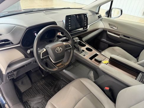 Used 2022 Toyota Sienna XLE AWD/4WD image 8
