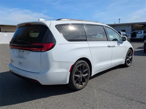 Used 2021 Chrysler Pacifica Touring w/ S Appearance Package image 3