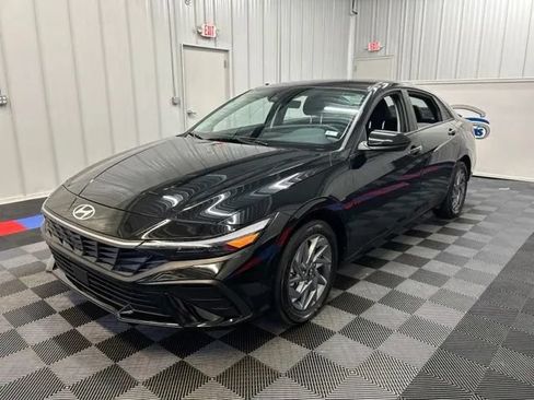 Used 2025 Hyundai Elantra Hybrid FWD image 6