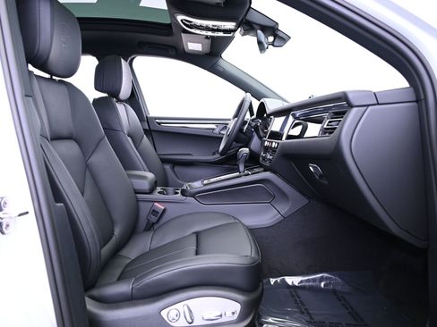 Certified 2025 Porsche Macan image 28