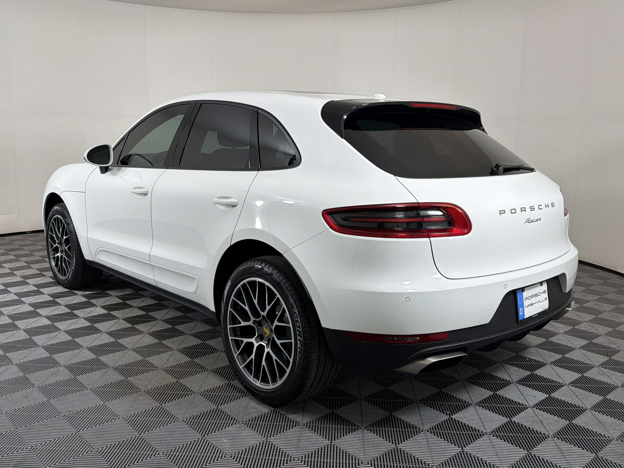 Used 2018 Porsche Macan AWD/4WD image 3