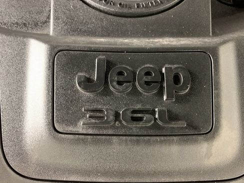 Used 2022 Jeep Grand Cherokee Overland AWD/4WD image 44