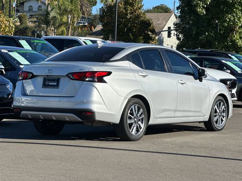 Used 2020 Nissan Versa SV image 3