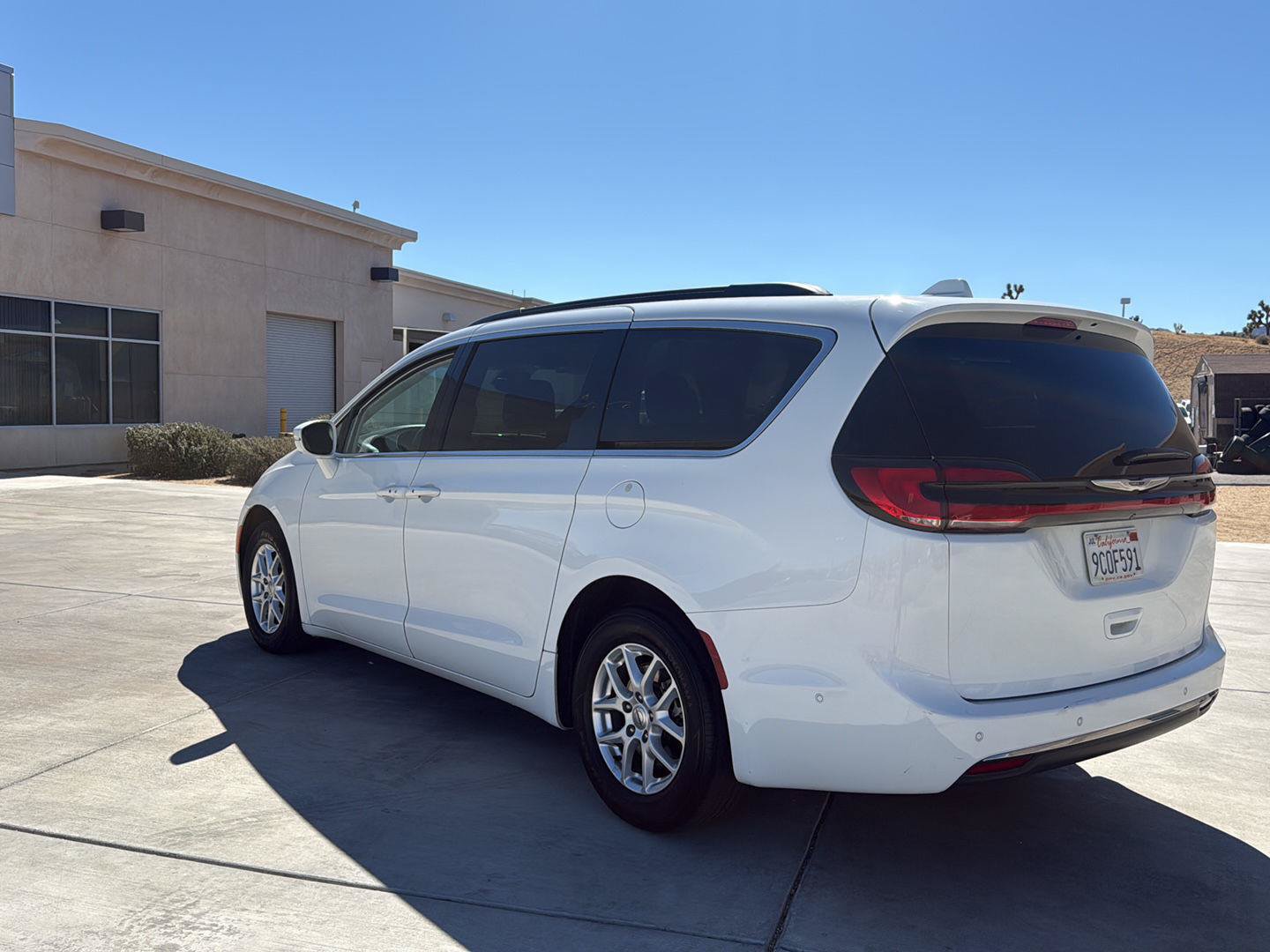 Used 2022 Chrysler Pacifica Touring-L w/ Uconnect Theater Family Group FWD image 7