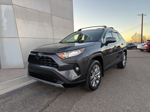 Used 2021 Toyota RAV4 XLE Premium image 3