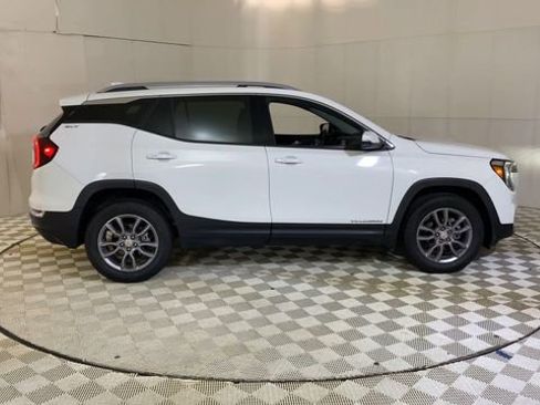 Used 2024 GMC Terrain SLT AWD/4WD image 9