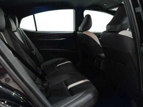 Used 2025 Toyota Camry SE image 33