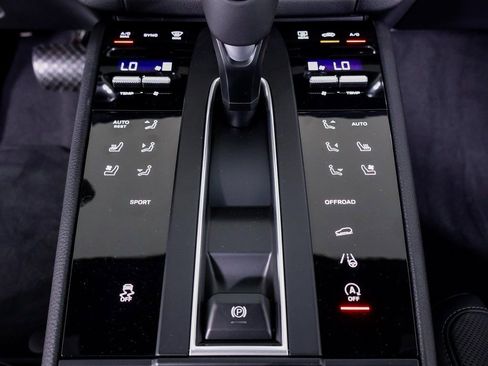 Certified 2025 Porsche Macan AWD/4WD image 19