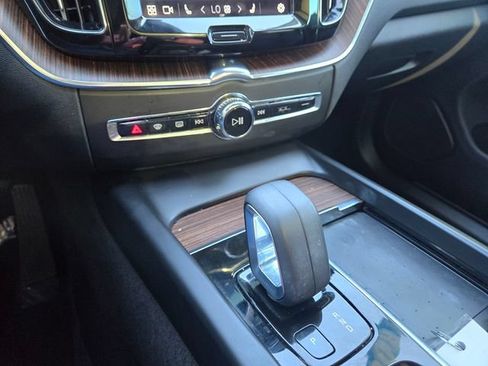 Used 2022 Volvo XC60 B5 Momentum AWD/4WD image 19