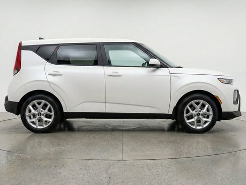 Used 2025 Kia Soul LX w/ LX Technology Package FWD image 11