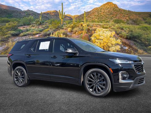 Used 2023 Chevrolet Traverse RS image 2