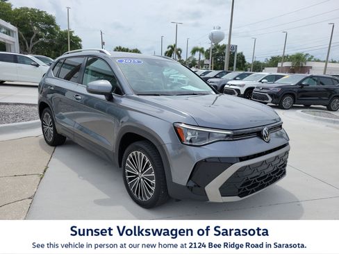 Certified 2025 Volkswagen Taos SE FWD image 1