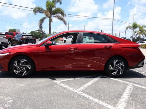 Used 2025 Hyundai Elantra Limited FWD image 4